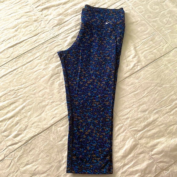 NIKE Women’s Dri-Fit Legging (Capri) - Picture 12 of 14